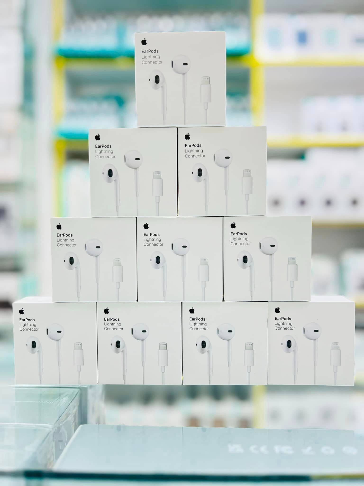 Apple EarPods with Lightning Connector - 1 year guarantee